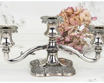 Vintage estilo victoriano repousse candelabro hoja uva decoración, triple portavelas