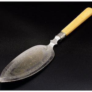 Tagliapasta vittoriano in argento: manico in osso, incisioni decorate