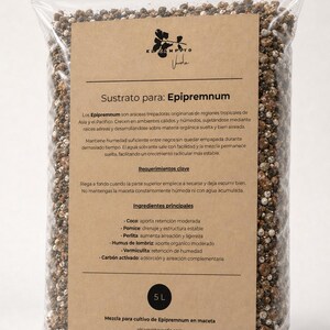Pode incluir: Um saco plástico transparente contendo 5L de substrato granulado castanho e branco para plantas Epipremnum. O saco apresenta um rótulo bege com texto preto, incluindo a marca El Campito, detalhes do produto e ingredientes.