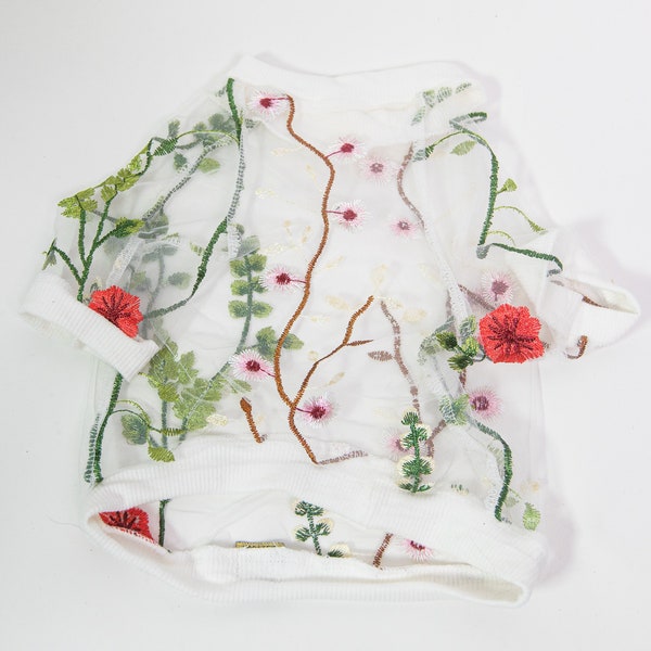 Chemise blanche en dentelle pour chien : mode printanière fleurie brodée