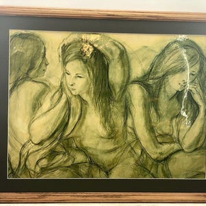 Könnte beinhalten: Ein gerahmtes Kunstwerk mit einer Kohleskizze von drei Frauen. Die Figuren sind in Grün- und Grautönen gehalten, mit langem, fließendem Haar und nachdenklichen Gesichtsausdrücken. Das Kunstwerk ist in einem Holzrahmen mit schwarzem Passepartout gerahmt.