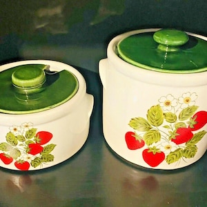 Vintage McCoy Pottery Strawberry Country Soup Tureen Set - 2 QT Dish 1424 & 1421 - Farmhouse Kitchen Decor - Retro Collectible