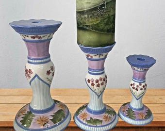 Set di 3 portacandele a colonna Capriware, blu e viola, con decorazioni floreali dipinte a mano, vintage.