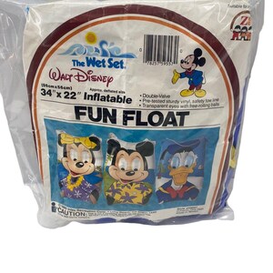 Könnte beinhalten: Ein aufblasbares Poolspielzeug "Fun Float" von Walt Disney, 86cm x 56cm im unaufgeblasenen Zustand. Die Verpackung zeigt Micky, Minnie und Donald Duck. Enthält den Text: "The Wet Set" und "Double-Valve".