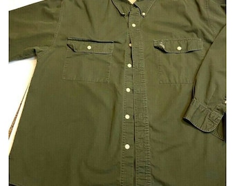 Puede incluir: Una camisa de manga larga de color verde con botones, dos bolsillos en el pecho y una etiqueta de la marca que dice "Eagle Bay" en el cuello.