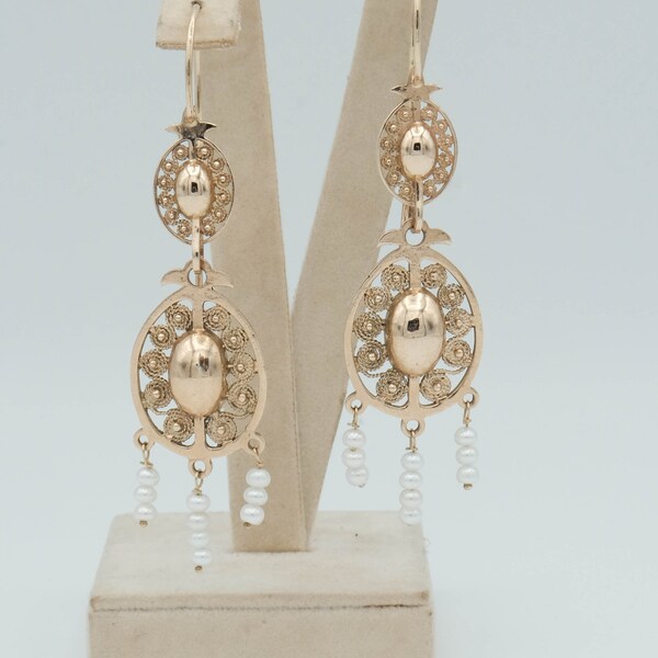 Orecchini in filigrana d'oro 14 kt e microperline Earrings in 14 kt gold filigree and micro-pearls