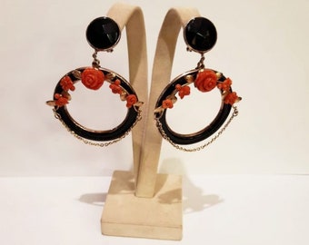 Orecchini cerchi onice montati in argento e fiori corallo montati in oro giallo Onyx hoop earrings set in silver, coral flowers set in gold