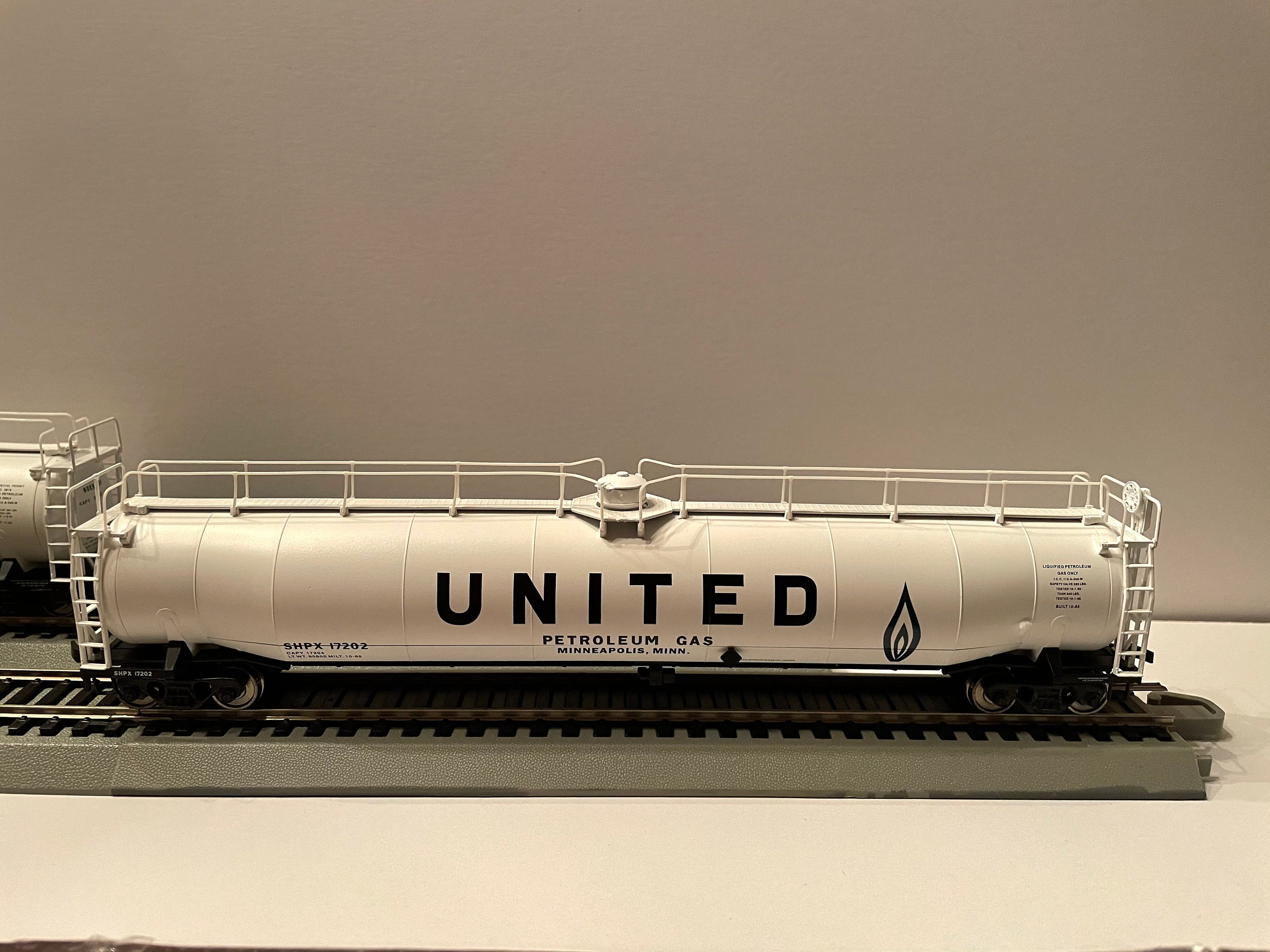 Set of 2 Atlas HO scale 33000 gallon tank cars | Etsy