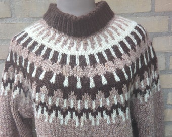 Suéter de cuello redondo de lana gruesa y gruesa tejido a mano en colores otoñales cálidos y terrosos, estilo Faire Isle escandinavo, en beige y marrón, talla L/XL