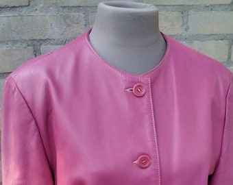 Veste bottons recadrée en cuir souple rose des années 1980 Taille M/ L vintage, manteau bubblegum classique femme en cuir recadré boutons avant