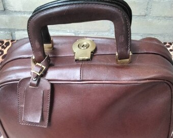 Vintage 1970's brown small tophandle leather woman beautycase, 70s leather make-up case, vanity travel beautycase