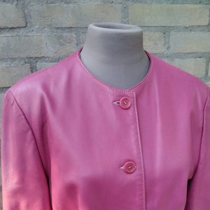 Veste bottons recadrée en cuir souple rose des années 1980 Taille M/ L vintage, manteau bubblegum classique femme en cuir recadré boutons avant