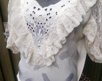 Vintage 1980 beige envuelto victorian encaje romántica blusa, vintage ecru ruffle puff sleeve blusa, 1980' marfil Cottagecore blusa