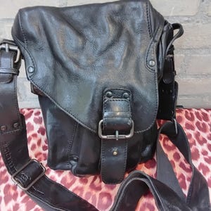 Aunts and Uncles schwarze robuste coole Leder Unisex Motorrad Crossbody Schultertasche Handtasche City Alltagstasche