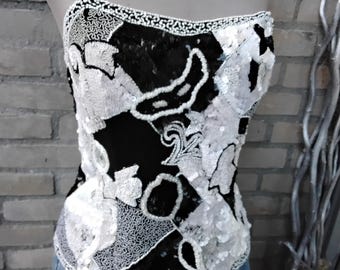 Top vintage Y2K en blanco y negro, con lentejuelas y cuentas, estilo glamuroso, sin tirantes, con lentejuelas y purpurina. Top llamativo estilo disco bordado, talla L/XL.
