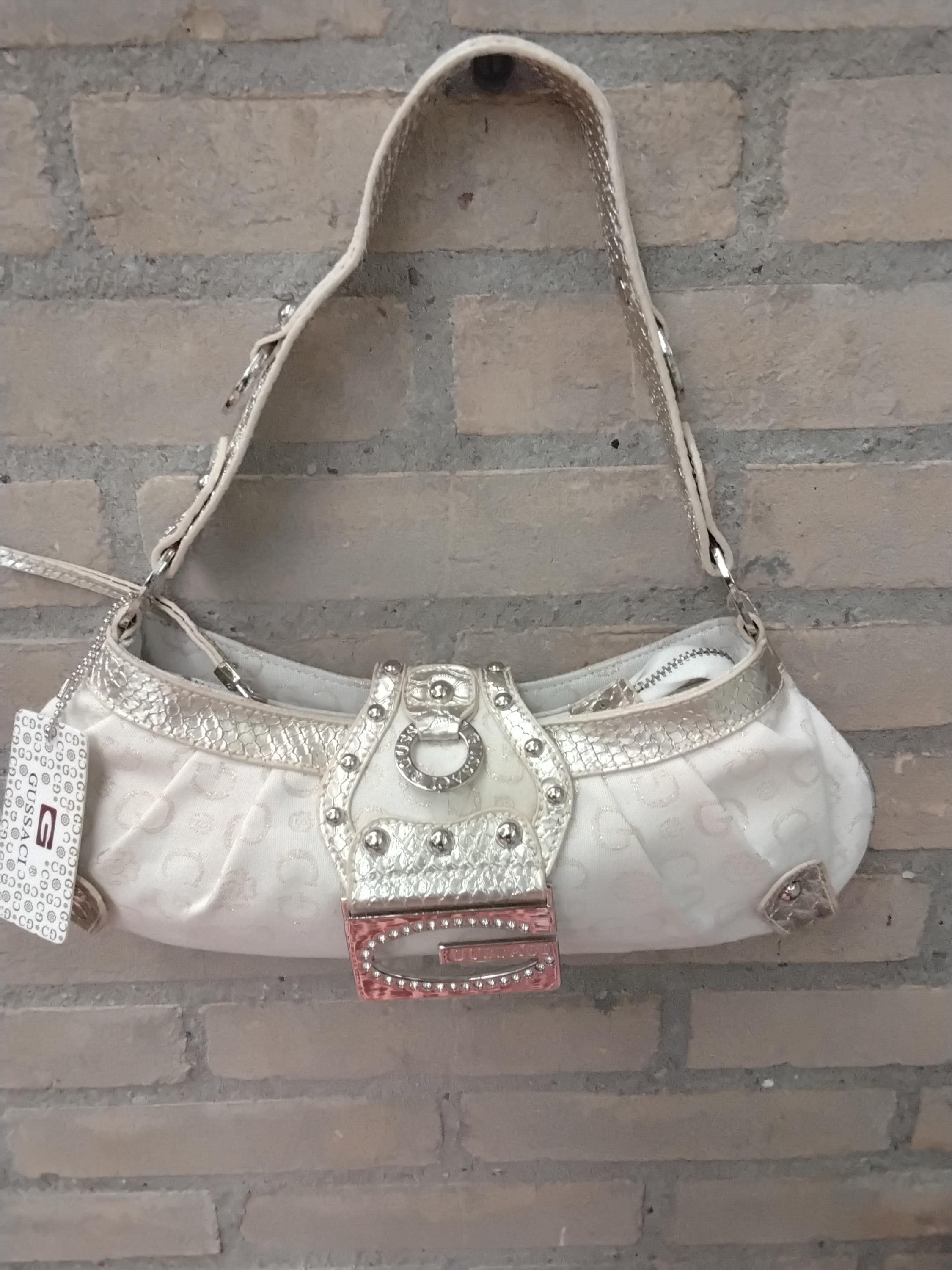 ショルダーバッグ・ポシェット Guess AVIS Saffiano triangle logo baguette bag HO1A3A05 Root category | GUESS Factory