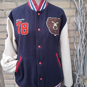 Jaqueta Varsity Vintage Miwuka Brooklyn New York Y2K 78 | Estilo Americano | Patch de Urso | Azul, Vermelha e Branca | Tamanho M (unissex)