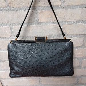 Klassische Vintage-Handtasche aus schwarzem Leder aus Straußenleder im Stil der 50er/60er Jahre, Abendtasche mit Henkel, goldfarbene Beschläge