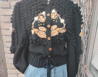 Suéter cárdigan vintage de lana de los años 80, único en su tipo, tejido a mano, con botones negros estilo palomitas de maíz tirolés austriaco bordados, talla L, una pieza llamativa.