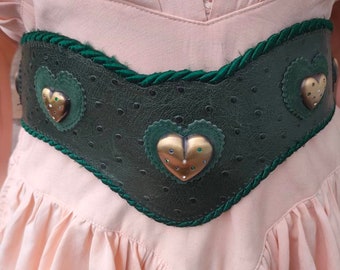 Cinturón de cuero tradicional tirolés verde de los años 80 | Cinturón folklórico de Trachten | Corazones y piedras preciosas | Oktoberfest | Cinturón corsé de cintura alpina | Estilo austriaco