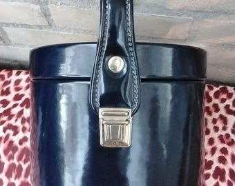 Estuche de tocador vintage azul de charol de los años 60, redondo, con asa superior y llave, artículo de colección.