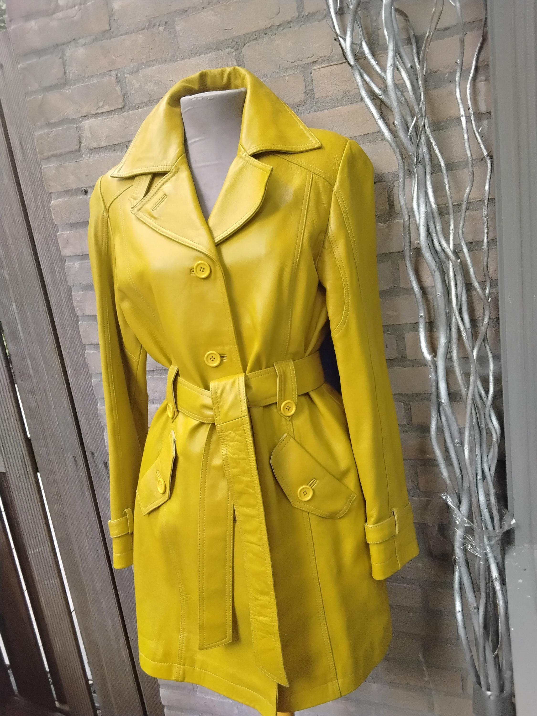 Gelber trenchcoat