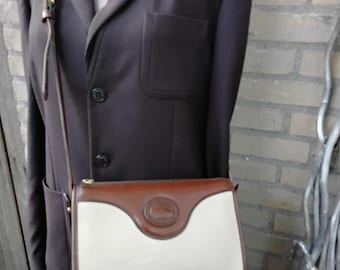 Bolso bandolera vintage Dooney and Bourke de piel beige y marrón de los años 90. Bolso de hombro minimalista para el día a día.