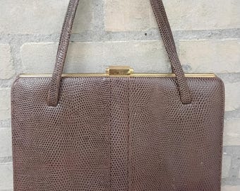 Bolso de mano vintage de piel exótica marrón de estilo cuadrado con asas superiores, dos asas superiores de piel de serpiente con herrajes dorados y cierre de beso, monedero.