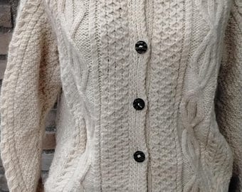 Suéter tipo cárdigan de punto a mano vintage de lana gruesa de color beige marfil Aran con botones cerrados, talla SM, jersey color crema.