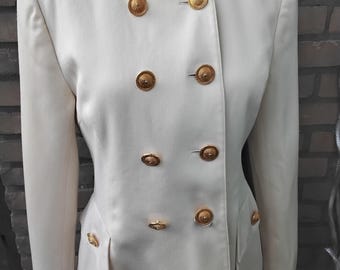 Chaqueta blazer de lana con cuello redondo cruzado en beige crema y botones dorados de los años 80 ESCADA by Margaretha Ley, talla M