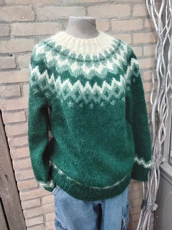 Maglia a mano verde crema beige modello scandinavo Faire Isle