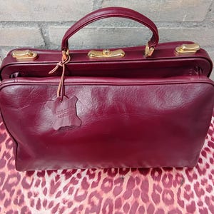 Vintage 80er Jahre Made in Italy Burgunder Merlot ausgewählte Leder Arzt Handtasche Handtasche Satchel mit goldenen Hardware Statement Handtasche