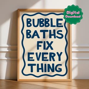 Könnte beinhalten: Ein gerahmter Druck mit dem Text "BUBBLE BATHS FIX EVERYTHING" in Marineblau auf cremefarbenem Hintergrund. Der Text befindet sich innerhalb eines wellenförmigen, marineblauen Rahmens. Ein grüner Aufkleber mit "Digital Download" befindet sich in der oberen rechten Ecke.