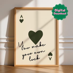 Könnte beinhalten: Gerahmter Kunstdruck mit einem Spielkarten-Design, dem Herz-Ass. Das Kunstwerk enthält ein großes Herz, den Text "You make your own luck" und einen grünen "Digital Download"-Aufkleber.