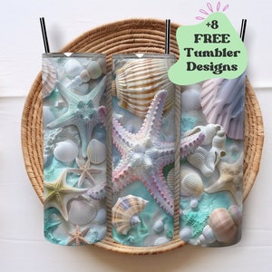 以下が含まれることがあります： ビーチをテーマにしたデザインのステンレス製のタンブラーが3つ。タンブラーは貝殻、ヒトデ、砂で満たされています。タンブラーは籐のバスケットの上に置かれています。画像のテキストは「+8 FREE Tumbler Designs」です。