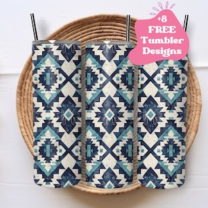 Puede incluir: Tres vasos de acero inoxidable con un patrón geométrico en tonos de azul, blanco y negro. Los vasos están dispuestos en fila sobre una cesta tejida. El texto '+8 FREE Tumbler Designs' es visible en la esquina superior derecha de la imagen.