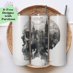 Könnte beinhalten: Drei Edelstahlbecher mit verschiedenen Designs. Der erste Becher zeigt einen schwarz-weißen Totenkopf, der zweite Becher zeigt eine schwarz-weiße Stadtlandschaft und der dritte Becher zeigt eine schwarz-weiße Stadtlandschaft mit einer Totenkopf-Überlagerung.