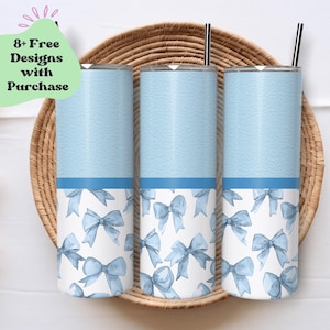 Könnte beinhalten: Drei Edelstahlbecher mit hellblauem Hintergrund und einem Muster aus blauen Aquarell-Schleifen. Die Becher stehen in einem geflochtenen Korb.