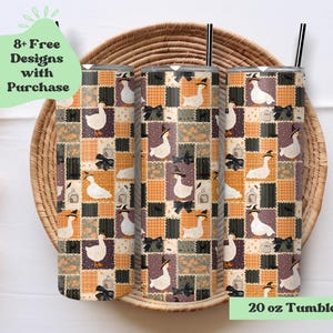 Könnte beinhalten: Drei zylindrische Becher mit einem Fassungsvermögen von 20 oz, jeweils mit einem Patchwork-Muster aus orangefarbenen, schwarzen und cremefarbenen Quadraten. Das Design zeigt weiße Gänse mit schwarzen Hexenhüten, schwarzen Schleifen und kleinen Laternen.