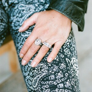 Anillo de palabras de 3 a 5 letras personalizado en inglés antiguo / Anillo de letras personalizado / Anillo de palabras personalizado / Anillo de plata maciza / Hecho a mano en Texas