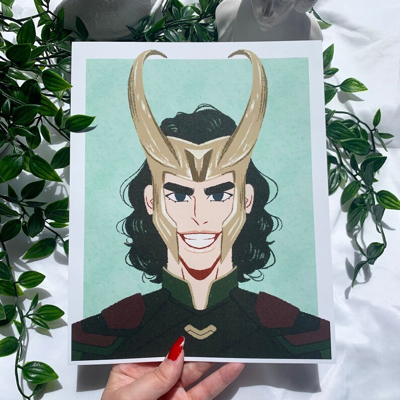 Może przedstawiać: Kresk&oacute;wkowa ilustracja Lokiego z Marvel Cinematic Universe. Ma na sobie zielono-złoty kostium z rogami i złośliwy uśmiech.
