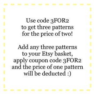 Pode incluir: Texto sobre um fundo branco com uma borda amarela tracejada. O texto diz: "Use o c&oacute;digo 3FOR2 para obter tr&ecirc;s padr&otilde;es pelo pre&ccedil;o de dois! Adicione tr&ecirc;s padr&otilde;es &agrave; sua cesta Etsy, aplique o c&oacute;digo de cupom 3FOR2 e o pre&ccedil;o de um padr&atilde;o ser&aacute; deduzido :)"