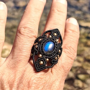 Zwarte micro-macramé ring met blauwe labradoriet • Handgemaakte boho sieraden • Ambachtelijke ring met natuursteen • Boho hippie elf stijl
