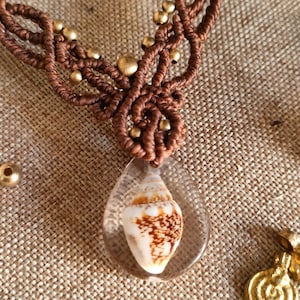 Puede incluir: Un letrero de madera rústica con el texto "Welcome to our home" en un estilo manuscrito. El letrero presenta un acabado envejecido y un diseño simple y acogedor, perfecto para la decoración de la entrada.