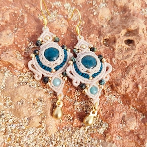 Kolczyki makramowe z niebieskim apatytem • Ręcznie robiona biżuteria boho • Amulet komunikacji • Biżuteria w stylu boho z kamieniem półszlachetnym