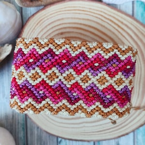 Brazalete ancho de macramé • Wide macrame cuff • Colorful geometrical pattern handwoven bracelet • Summer beach jewelry • Ombre bracelet.