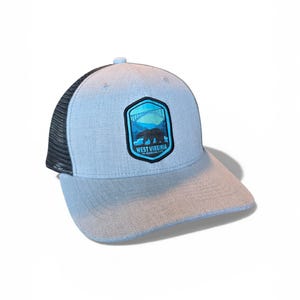 West Virginia Trucker Cap – New River Gorge mit schwarzem Bären Aufnäher