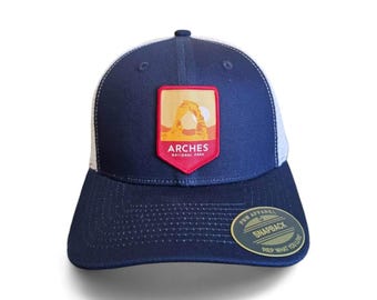 Gorra del Parque Nacional Arches, gorra snapback de Utah Adventure, gorra trucker para senderismo, regalo para amantes de la naturaleza, gorra de recuerdo para actividades al aire libre con malla trasera