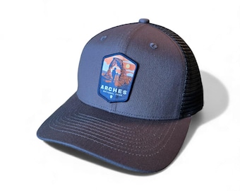 Gorra de camionero del Parque Nacional Arches: elegante gorra snapback para actividades al aire libre para hombres y mujeres aventureros.