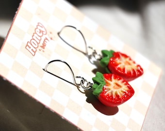 クレイストロベリーハーフイヤリング